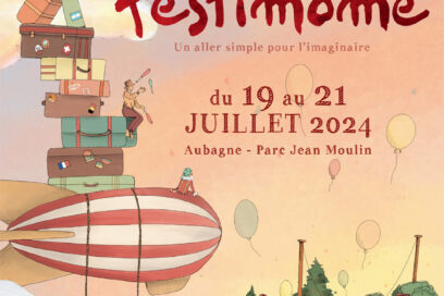 L'affiche de l'édition 2024 de Festimôme avec un dirigeable rouge et blanc qui transporte plein de valises empilées sur lui, ainsi que des artistes qui regardent leur destination. :le parc Jean-Moulin aux couleurs du efstival, avec ses désormais célèbres parapluies rouges dans les arbres - Agrandir l'image, fenêtre modale